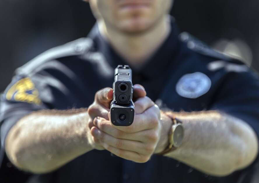 Сотрудник полиции Пафоса расстрелял 22-летних парней