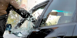 На Кипре неизвестные разбили машины футбольных болельщиков