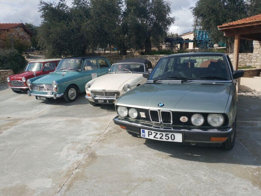 ​Для тех, кто любит постарше: кипрский музей классических авто провёл весенний автопробег (Фото)