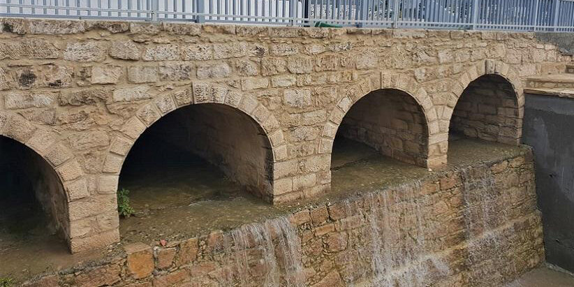 Каменный мост с четырьмя арками в Ипсонас