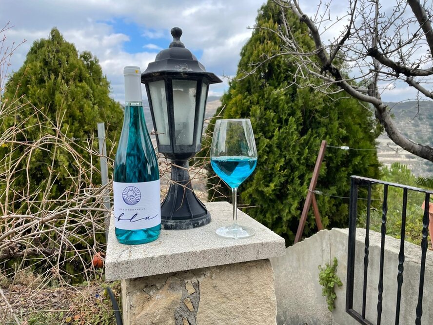 Кипрская винодельня сделала уникальное вино голубого цвета