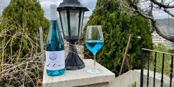 Кипрская винодельня сделала уникальное вино голубого цвета