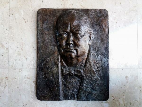 Короткий пост-загадка о памятной доске Черчиллю в Лимассоле :)