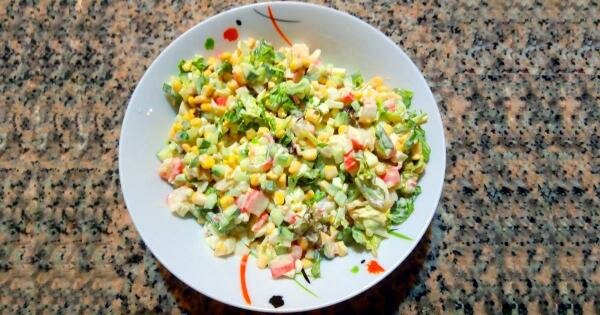 Пять минут… и вкусно – салатик с кукурузой и «морепродуктами»