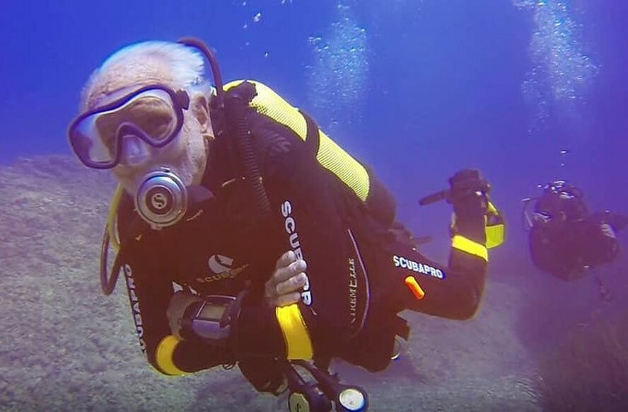 Самый старый дайвер в мире отпраздновал 95 лет в водах Кипра на глубине 40 метров