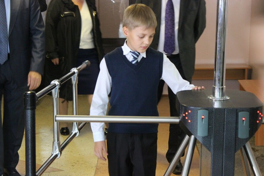 В школах Кипра хотят ввести пропускную систему для взрослых