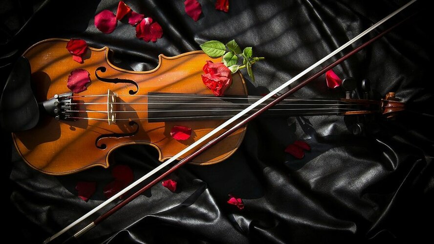 Умолкла скрипка… На Кипре умер старейший уличный музыкант