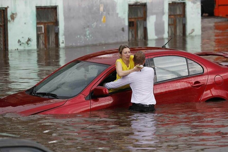 Результаты первых дождей на Кипре - разломы дорог, затопления, эвакуация людей