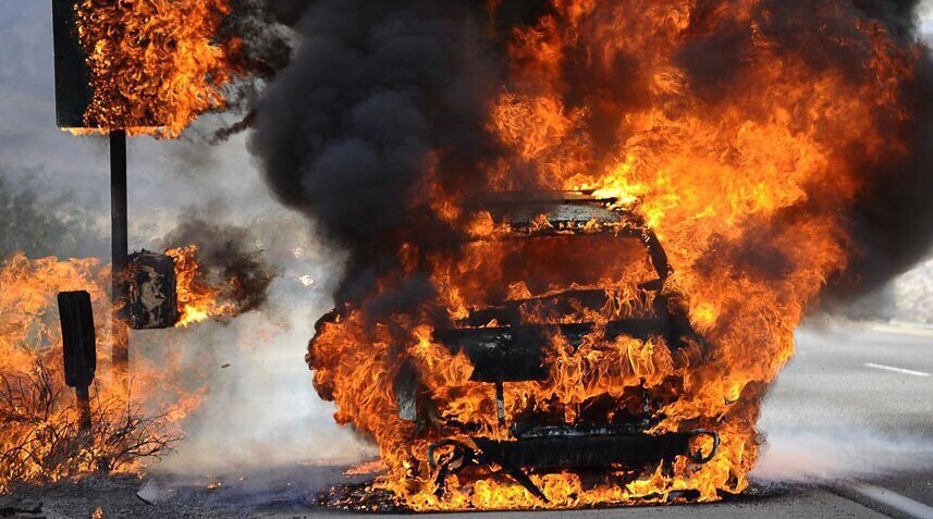 На парковке у аэропорта Ларнаки сгорело 5 машин