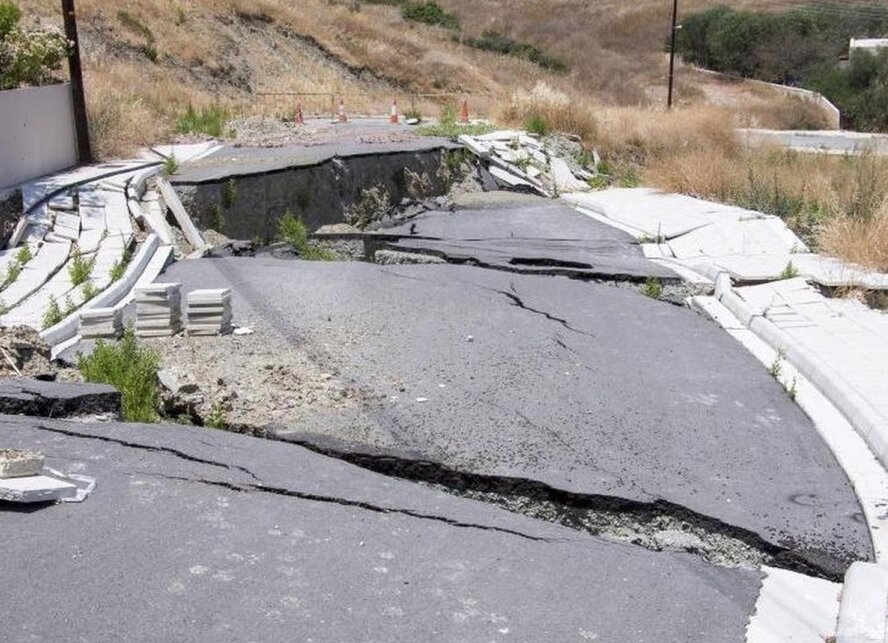 Вышедшие из берегов реки, размыли и разрушили дороги в Пафосе