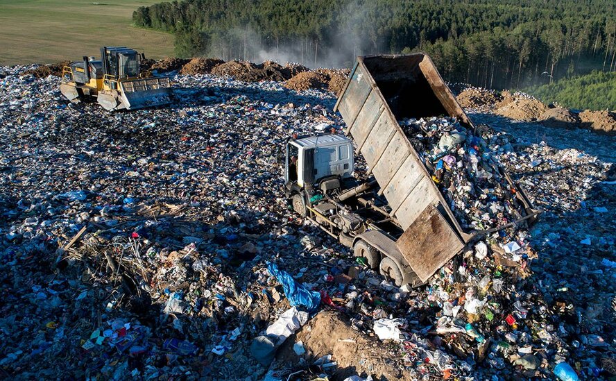 В Паралимни возвели огромную мусорную гору