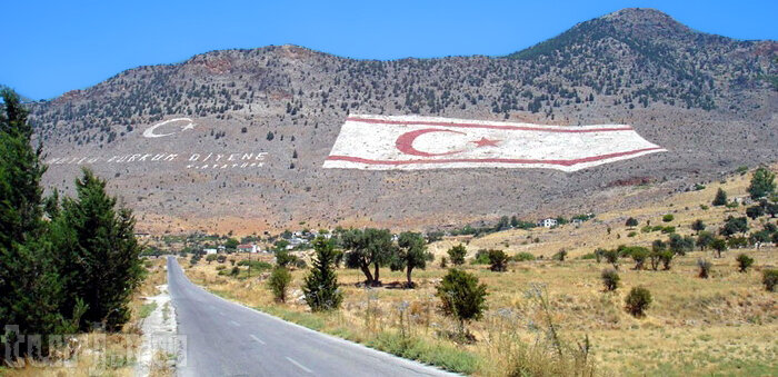 На Кипре набирает силу акция Remove the flag