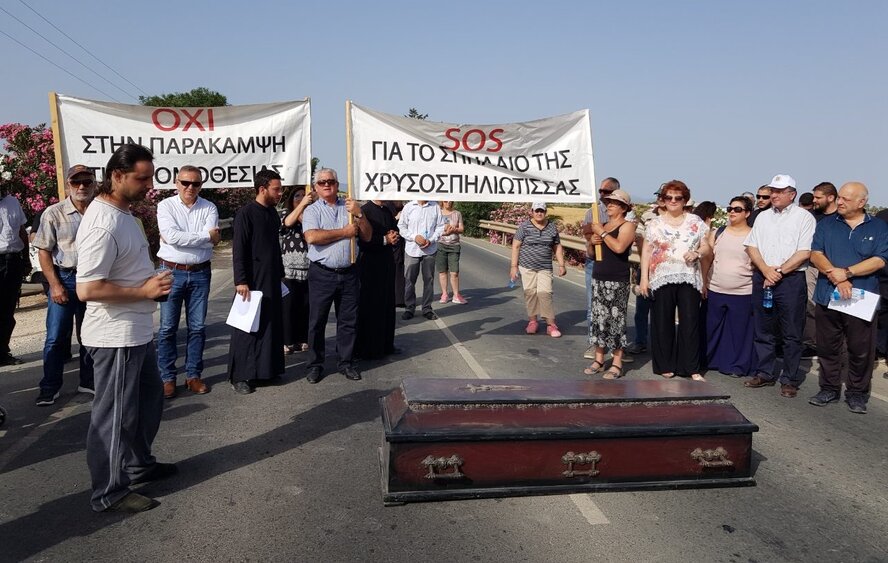 На Кипре протестующие против строительства АЗС сделали баррикаду из гробов!