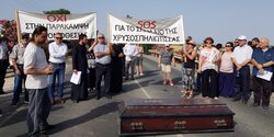 На Кипре протестующие против строительства АЗС сделали баррикаду из гробов! 