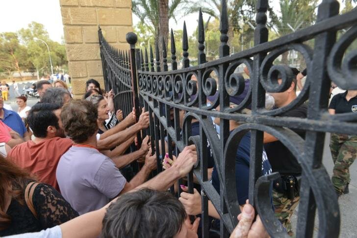 В Никосии протестующие перекрыли дорогу к президентскому дворцу