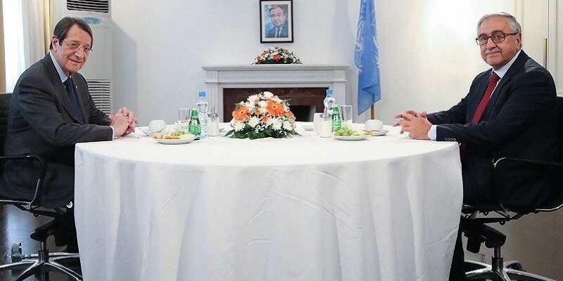 Круглый стол и острые углы: Анастасиадис и Акынджи провели неофициальную встречу