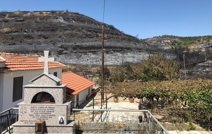 Крохотный кипрский монастырь чудом уцелел в крупном пожаре недалеко от Лимассола