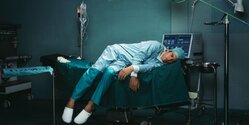 В Ларнаке доктор упал в обморок во время операции