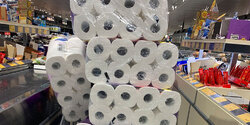 Зачем мир скупает туалетную бумагу?