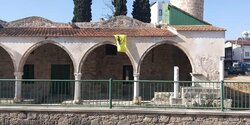 Кипрские националисты вывесили византийский флаг на мечети в Ларнаке