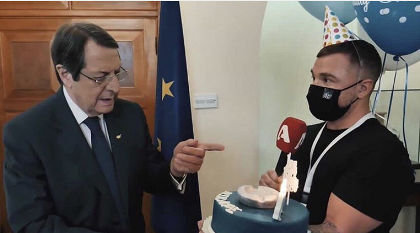 Смурф подарил президенту Кипра торт-пепельницу