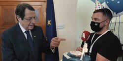 Смурф подарил президенту Кипра торт-пепельницу