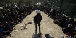 Появились фото и видео столкновений беженцев с кипрским ОМОНом