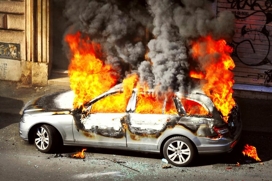 В центре Лимассоле загорелся автомобиль