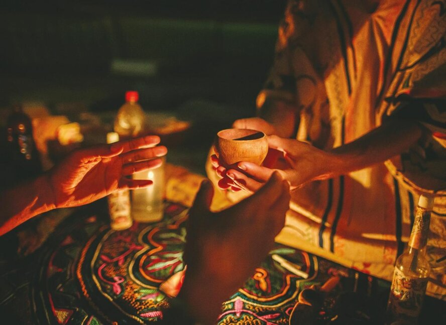 На Кипр доставили шамана отравившего женщину во время «духовной церемонии»
