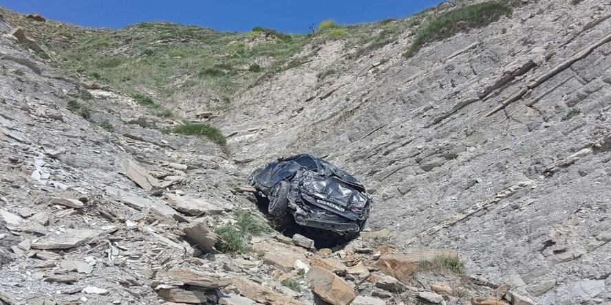 Автомобиль, управляемый 15-летним подростком, сорвался с 20-метрового обрыва