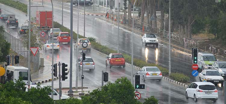 Автомобилисты, будьте внимательны на дорогах. На Кипре ливни и возможен град