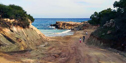 Дикий пляж на Кипре «одомашнили» бульдозерами (фото)