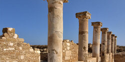 «Халатность» уборщицы к объектам Всемирного наследия ЮНЕСКО удивила посетителей Археологического парка в Пафосе.