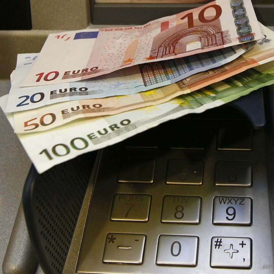 Киприоты забирают деньги из банков