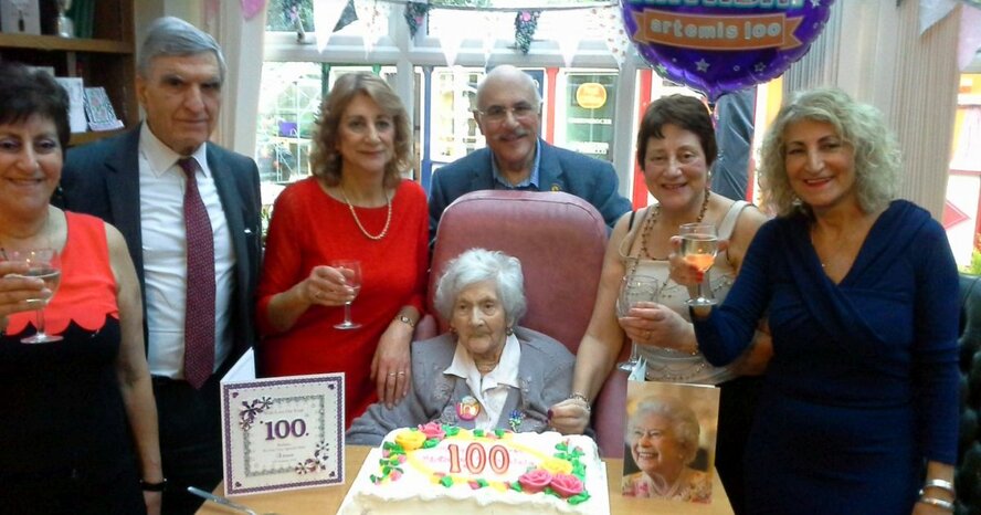 Королева «чипс энд фиш» из Пафоса отметила 100-летие в Бирмингеме (фото)
