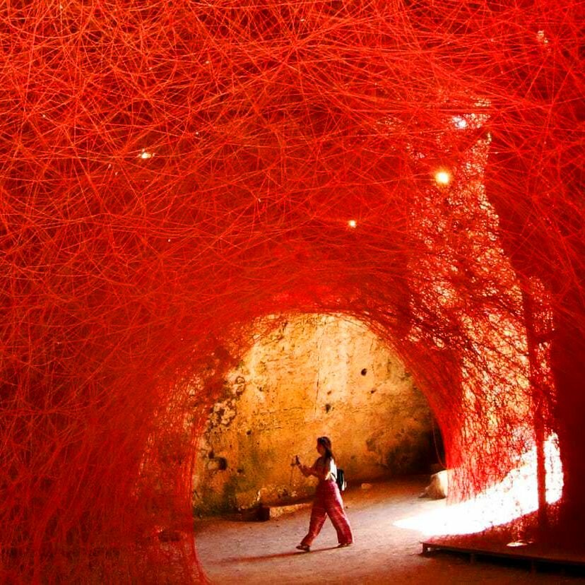 Красочная японская инсталляция в пещере в Пафосе (фото-видео)
