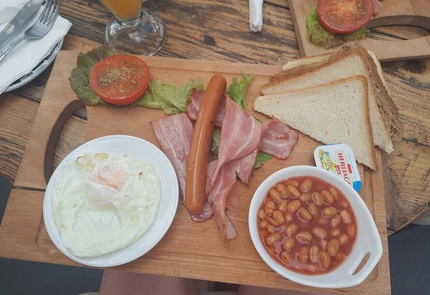 Кушать подано, садитесь жрать, пожалуйста. Английский завтрак на Кипре.