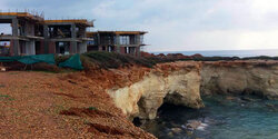 Над морскими пещерами в Пейе строят жилье