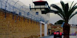 Охранники в тюрьме Кипра используют патрульные автомобили, чтобы прохладиться