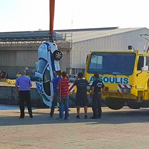 Полицейская машина утонула в порту Лимассола