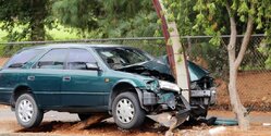 Пьяный водитель из Паралимни бросил жену в разбитой машине, чтобы избежать алкотеста