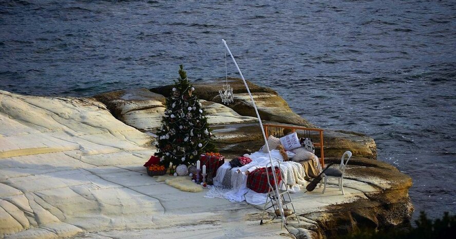 Рождественское ложе на Белых камнях на Кипре (фото)
