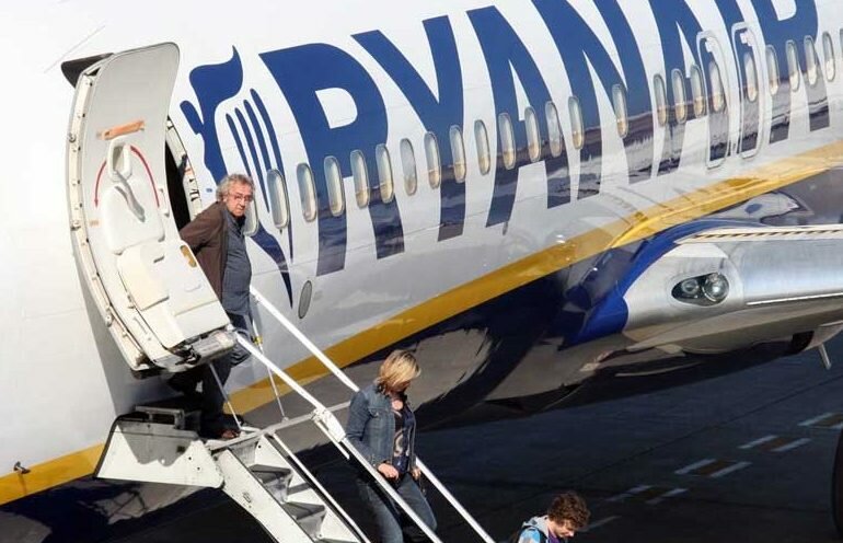 Стая ласточек задержала вылет компании Ryanair из Пафоса в Краков