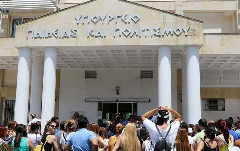 Учителя на Кипре продолжают бастовать