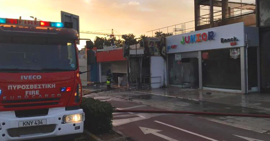 В Айя-Напе сгорели семь магазинов (фото, видео)