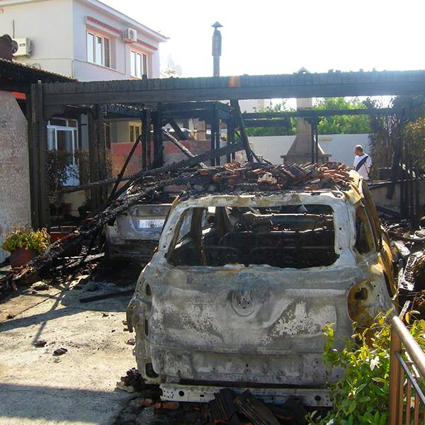 Поджигатели ушли в сторону Ларнаки – уничтожены два автомобиля, пострадал дом