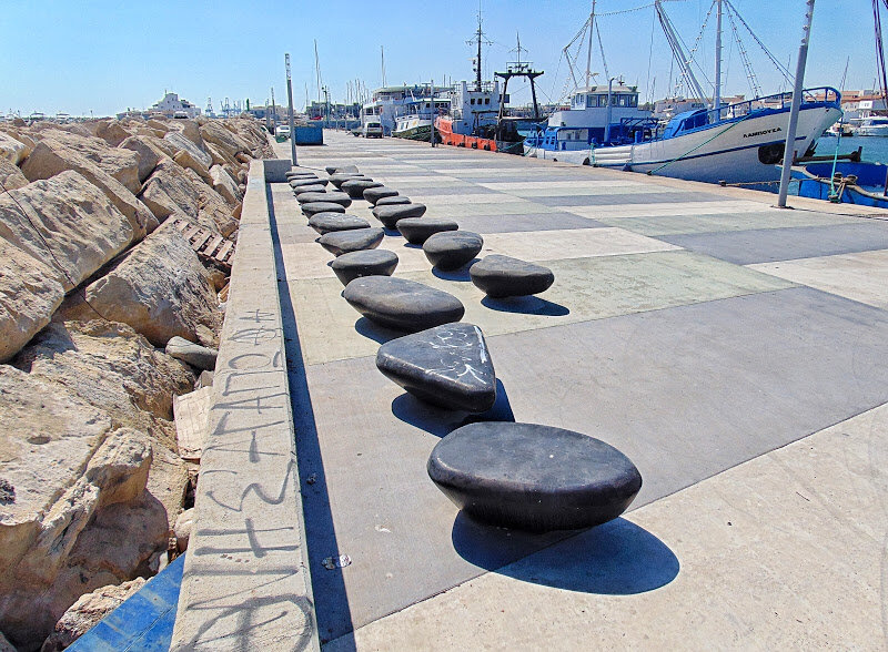 «Камни за пазухой» в Старом порту Лимассола