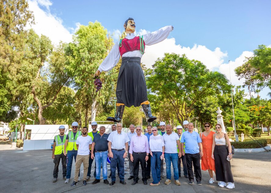 В муниципальном парке Лимассола установили семиметровую статую винодела Вракаса