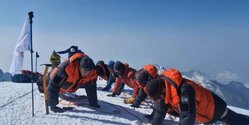 Кипрские альпинисты установили новый рекорд Гиннеса, проведя фитнес-тренировку в Непале на пике Мера
