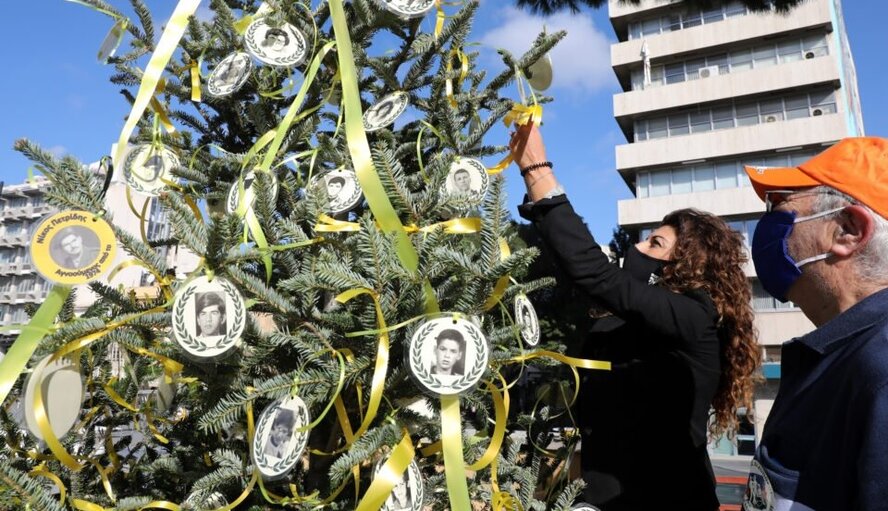 В Никосии установили рождественскую елку пропавших без вести во время войны